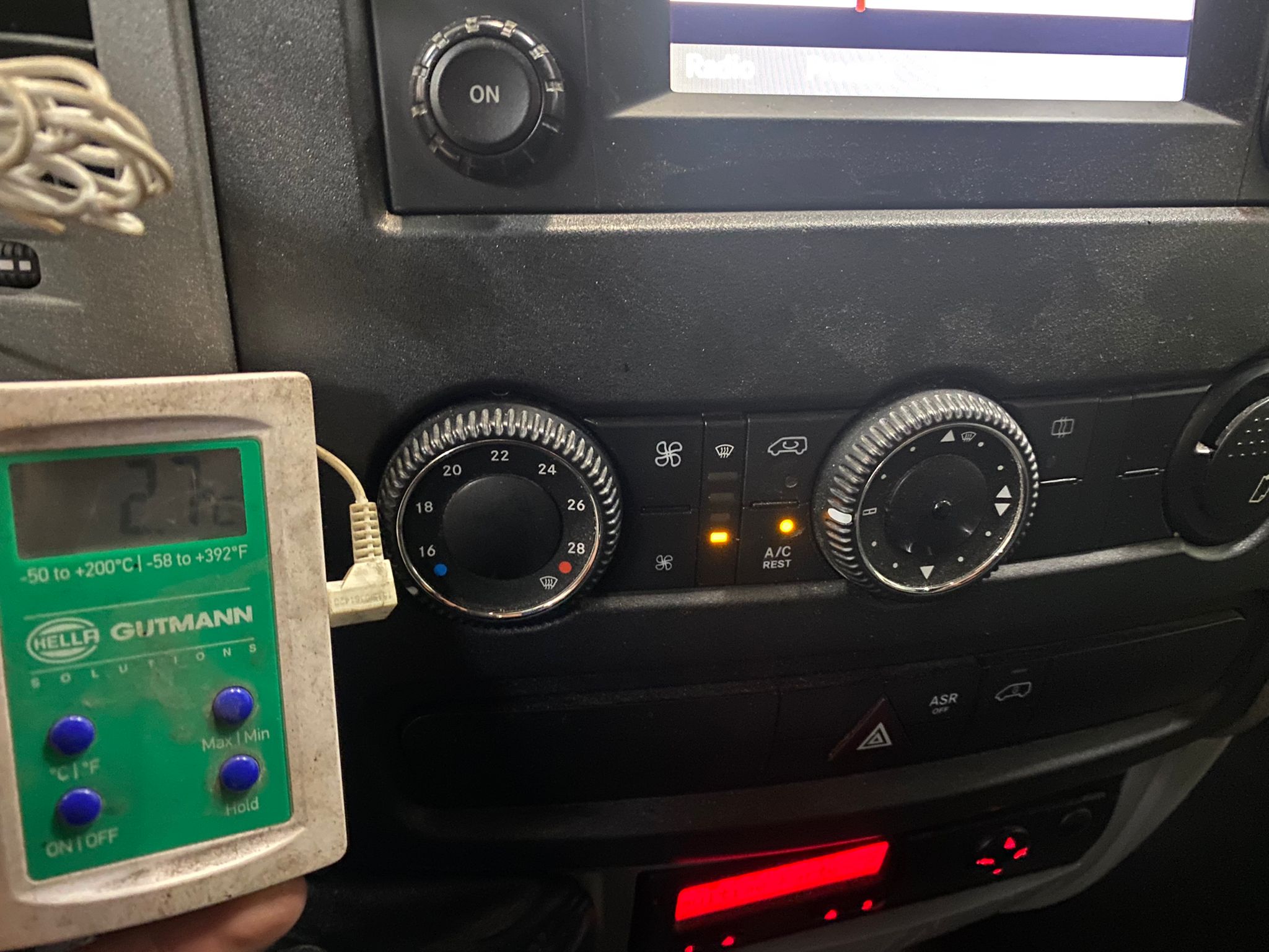 Temperatuurmeting aan de airco van een Mercedes bedrijfsbus